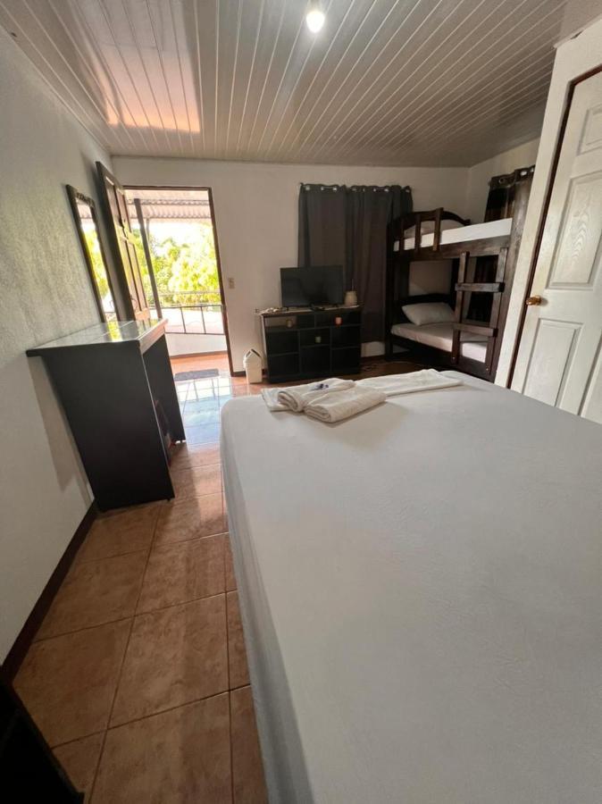 Cabinas Playa Bandera Bed & Breakfast Parrita Exterior foto